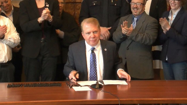 Mayor Murray signs measures on transgender rights, energy efficiency 