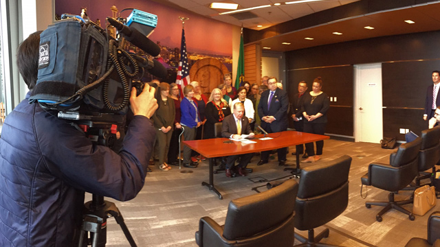 Mayor Murray signs Seattle Renters’ Commission, age-friendly measures 