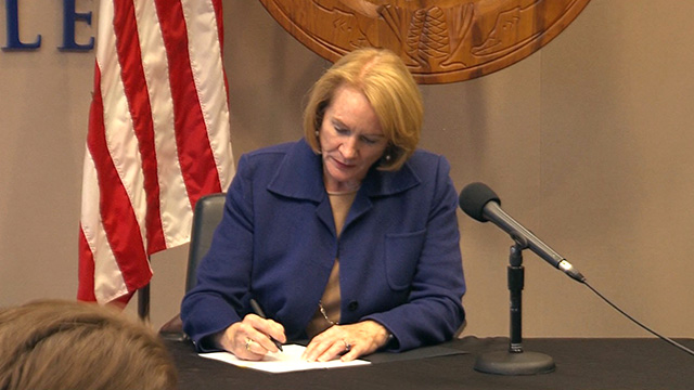 Mayor Durkan signs resolution opposing I-976