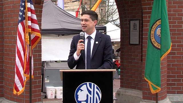 Councilmember-elect Dan Strauss takes oath in Ballard
